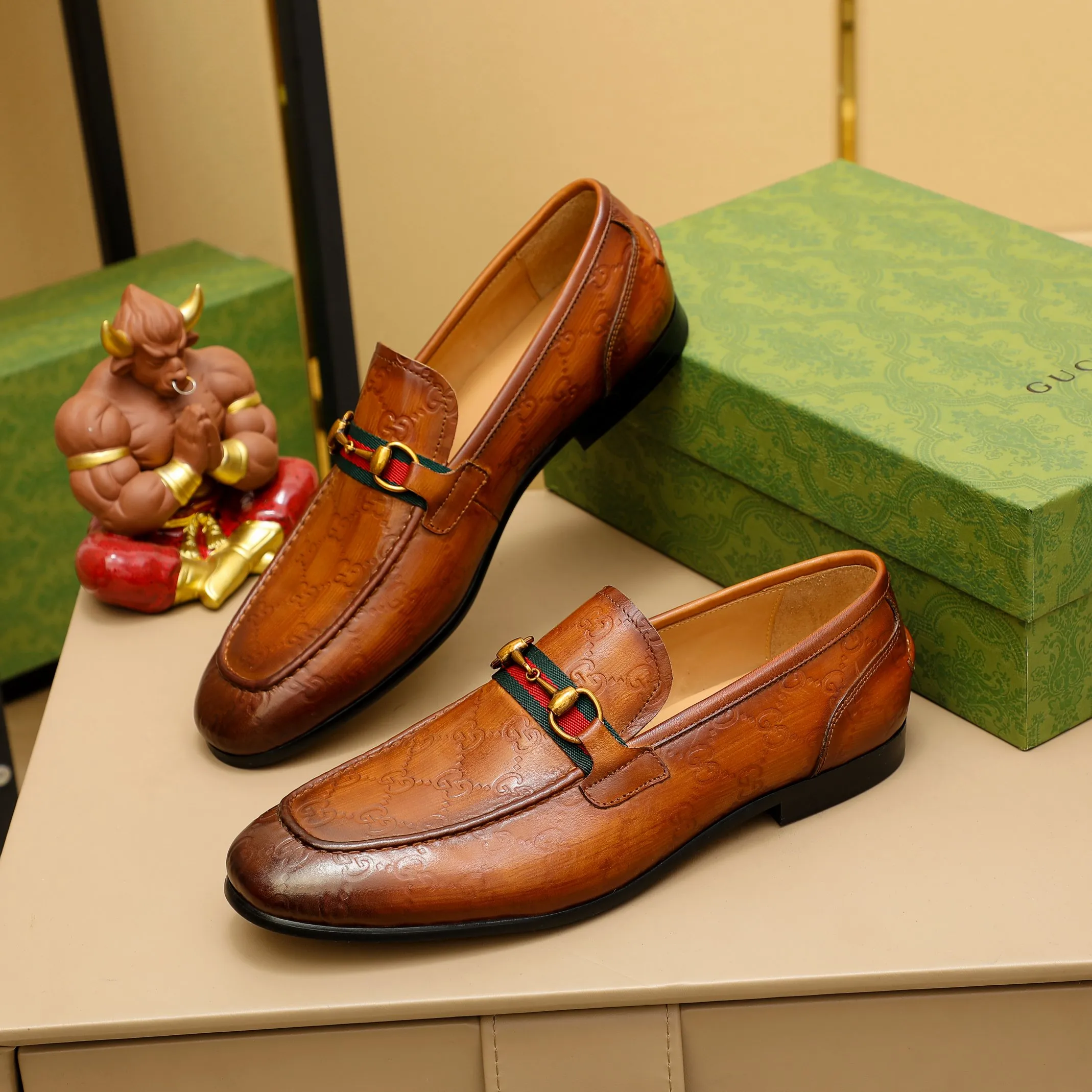 p480 GUCCI 2021 men’s latest casual leather shoes👞! Available at counters simultaneously! A one-to-one replica of the original. All imported top layer calfskin. The interior is made of top-grade cowhide, and the original factory-supplied rubber outsole is used. Leading new fashion concepts. Black, brown, matching sizes: 38-45